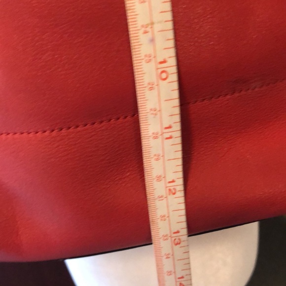 Get ready for spring with a beautiful coral handbag !! Coach Hobo bag - Picture 5 of 9